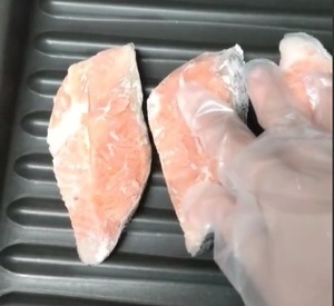 塩鮭焼く前3_コピー